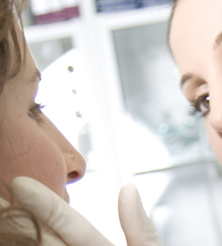 Dr. Juliane Habig bei der Faltennehandlung einer Patientin